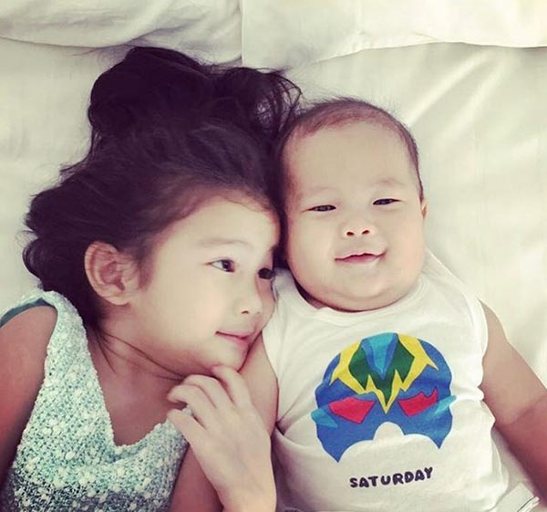 ลูกพลอย จินดาโชติ ลูกพลอย จินดาโชติ