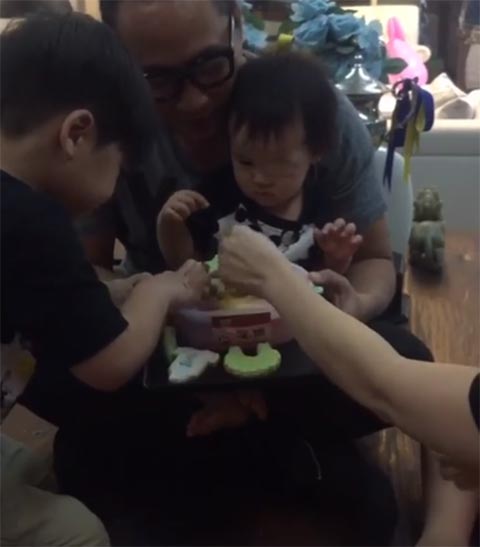 คลิปน่ารัก..วันเกิด น้องออกู๊ด แอบวุ่นวายเบา ๆ เมื่อพี่ ๆ อยากกินเค้ก คลิปน่ารัก..วันเกิด น้องออกู๊ด แอบวุ่นวายเบา ๆ เมื่อพี่ ๆ อยากกินเค้ก
