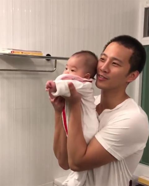 โมเมนต์น่ารัก พ่อบี้ เล่นกับ น้องเป่าเปา มุ้งมิ้งตามประสาพ่อลูก โมเมนต์น่ารัก พ่อบี้ เล่นกับ น้องเป่าเปา มุ้งมิ้งตามประสาพ่อลูก