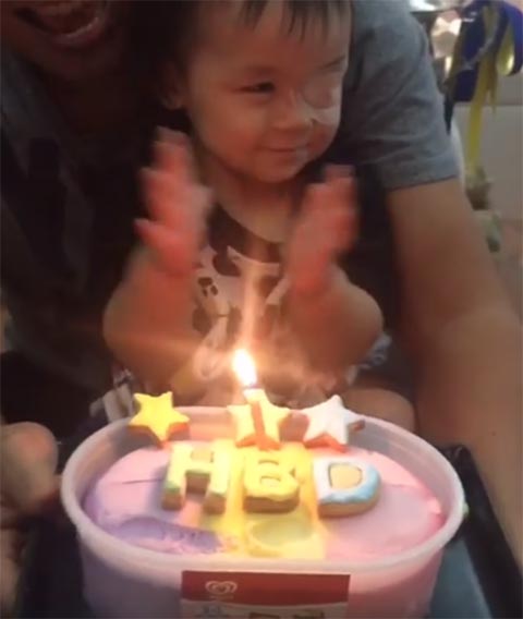 คลิปน่ารัก..วันเกิด น้องออกู๊ด แอบวุ่นวายเบา ๆ เมื่อพี่ ๆ อยากกินเค้ก คลิปน่ารัก..วันเกิด น้องออกู๊ด แอบวุ่นวายเบา ๆ เมื่อพี่ ๆ อยากกินเค้ก