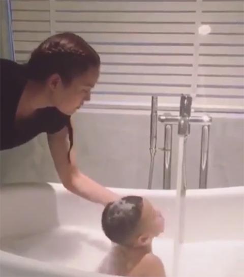 โมเมนต์น่ารัก น้าเจนี่ อาบน้ำให้ น้องบรู๊คลิน เล่นกันมุ้งมิ้ง โมเมนต์น่ารัก น้าเจนี่ อาบน้ำให้ น้องบรู๊คลิน เล่นกันมุ้งมิ้ง