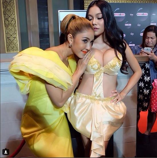 เอมมี่ อมลวรรณ โชว์นมเวรี่บิ๊กไซส์ กับชุดแหวกอกภูเขาไฟ แย่งซีนทั้งงาน เอมมี่ อมลวรรณ โชว์นมเวรี่บิ๊กไซส์ กับชุดแหวกอกภูเขาไฟ แย่งซีนทั้งงาน
