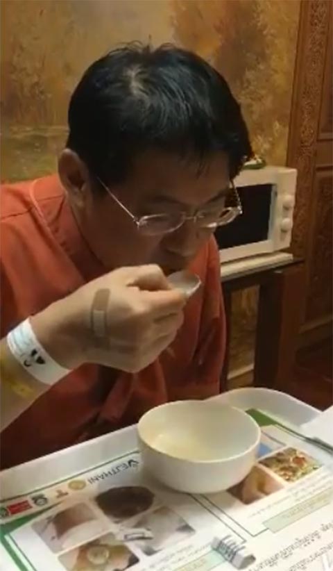 สรยุทธ ป่วยเข้าโรงพยาบาล ต้องกินน้ำข้าวต้ม-แฟนคลับร่วมส่งกำลังใจ สรยุทธ ป่วยเข้าโรงพยาบาล ต้องกินน้ำข้าวต้ม-แฟนคลับร่วมส่งกำลังใจ