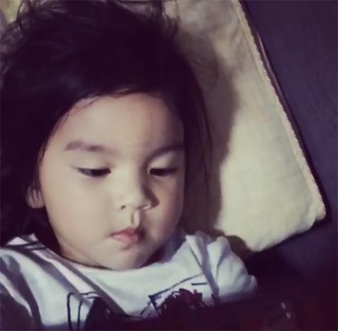 น้องมะลิ นอนดูภาพพ่อ ปอ ทฤษฎี ก่อนนอน คิดถึงพ่อใช่ไหมคะคนดี น้องมะลิ นอนดูภาพพ่อ ปอ ทฤษฎี ก่อนนอน คิดถึงพ่อใช่ไหมคะคนดี