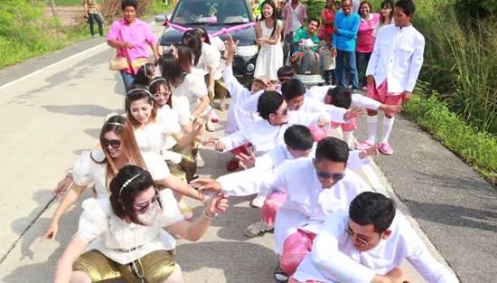 งานแต่งสายย่อ เพื่อนบ่าวสาวแดนซ์ยับมันส์หลุดโลก ย่อกันเป็นทีม ! งานแต่งสายย่อ เพื่อนบ่าวสาวแดนซ์ยับมันส์หลุดโลก ย่อกันเป็นทีม !