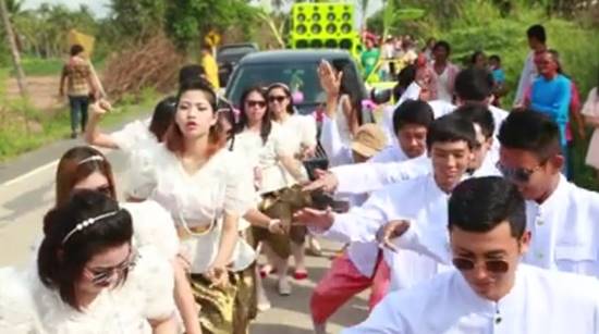 งานแต่งสายย่อ เพื่อนบ่าวสาวแดนซ์ยับมันส์หลุดโลก ย่อกันเป็นทีม ! งานแต่งสายย่อ เพื่อนบ่าวสาวแดนซ์ยับมันส์หลุดโลก ย่อกันเป็นทีม !