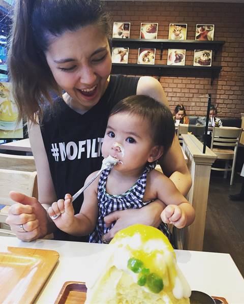 เจนนิเฟอร์ อุ้มลูก น้องเอวาลีน เที่ยวไทย แชะภาพรวมแก๊ง 2002 ราตรี เจนนิเฟอร์ อุ้มลูก น้องเอวาลีน เที่ยวไทย แชะภาพรวมแก๊ง 2002 ราตรี