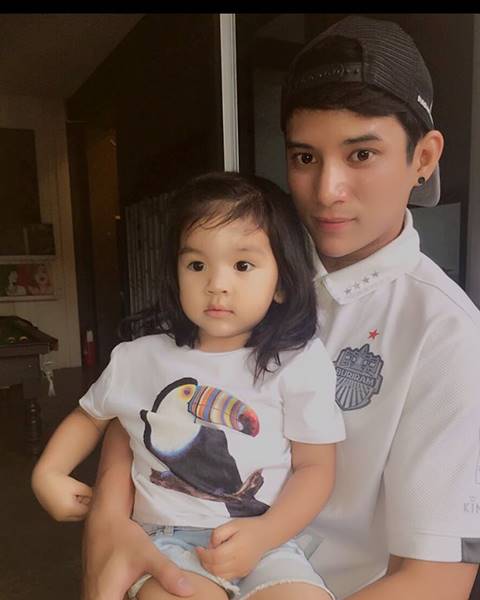 ส่องภาพ เอก เอกราช บอดี้การ์ด น้องมะลิ คุณพ่อสุดหล่อของลูกสาว 2 คน ส่องภาพ เอก เอกราช บอดี้การ์ด น้องมะลิ คุณพ่อสุดหล่อของลูกสาว 2 คน