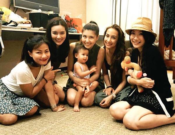 เจนนิเฟอร์ อุ้มลูก น้องเอวาลีน เที่ยวไทย แชะภาพรวมแก๊ง 2002 ราตรี เจนนิเฟอร์ อุ้มลูก น้องเอวาลีน เที่ยวไทย แชะภาพรวมแก๊ง 2002 ราตรี