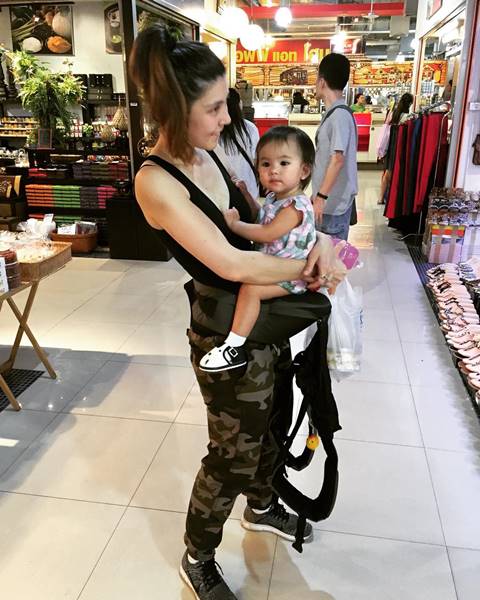 เจนนิเฟอร์ อุ้มลูก น้องเอวาลีน เที่ยวไทย แชะภาพรวมแก๊ง 2002 ราตรี เจนนิเฟอร์ อุ้มลูก น้องเอวาลีน เที่ยวไทย แชะภาพรวมแก๊ง 2002 ราตรี