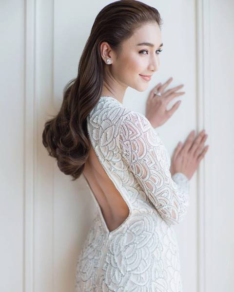 สื่อนอกตกใจ เนย โชติกา แต่งงานครั้งเดียว ใส่ชุดแต่งงานถึง 6 ชุด สื่อนอกตกใจ เนย โชติกา แต่งงานครั้งเดียว ใส่ชุดแต่งงานถึง 6 ชุด