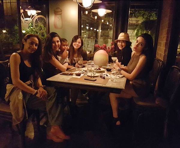 เจนนิเฟอร์ อุ้มลูก น้องเอวาลีน เที่ยวไทย แชะภาพรวมแก๊ง 2002 ราตรี เจนนิเฟอร์ อุ้มลูก น้องเอวาลีน เที่ยวไทย แชะภาพรวมแก๊ง 2002 ราตรีเจนนิเฟอร์ อุ้มลูก น้องเอวาลีน เที่ยวไทย แชะภาพรวมแก๊ง 2002 ราตรี