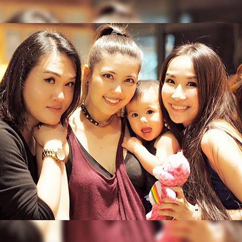 เจนนิเฟอร์ อุ้มลูก น้องเอวาลีน เที่ยวไทย แชะภาพรวมแก๊ง 2002 ราตรี เจนนิเฟอร์ อุ้มลูก น้องเอวาลีน เที่ยวไทย แชะภาพรวมแก๊ง 2002 ราตรี