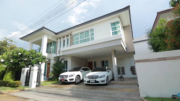 เปิดบ้านหรู ใบเตย อาร์สยาม ราคา 20 ล้าน ส่องกรุแบรนด์เนมเพียบ เปิดบ้านหรู ใบเตย อาร์สยาม ราคา 20 ล้าน ส่องกรุแบรนด์เนมเพียบ