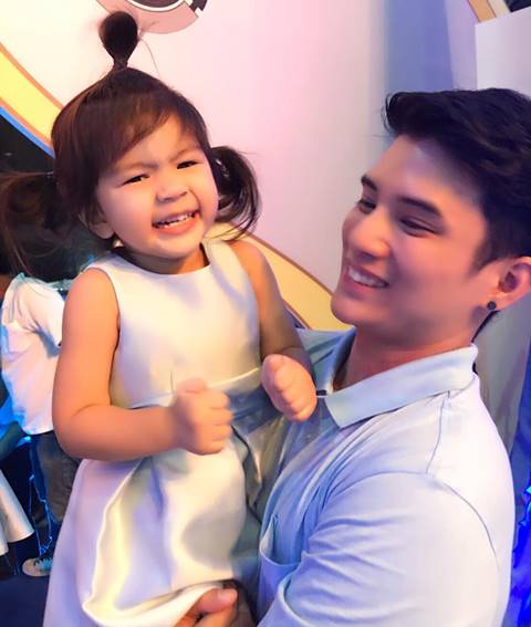 ส่องภาพ เอก เอกราช บอดี้การ์ด น้องมะลิ คุณพ่อสุดหล่อของลูกสาว 2 คน ส่องภาพ เอก เอกราช บอดี้การ์ด น้องมะลิ คุณพ่อสุดหล่อของลูกสาว 2 คน