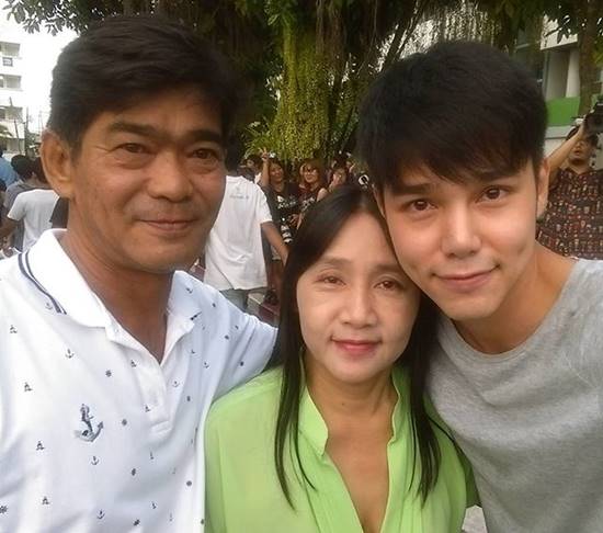 บูม ปิยพันธ์ ก้มลงกราบเท้าพ่อแม่ทั้งน้ำตา ขอลาไปรับใช้ชาติ บูม ปิยพันธ์ ก้มลงกราบเท้าพ่อแม่ทั้งน้ำตา ขอลาไปรับใช้ชาติ