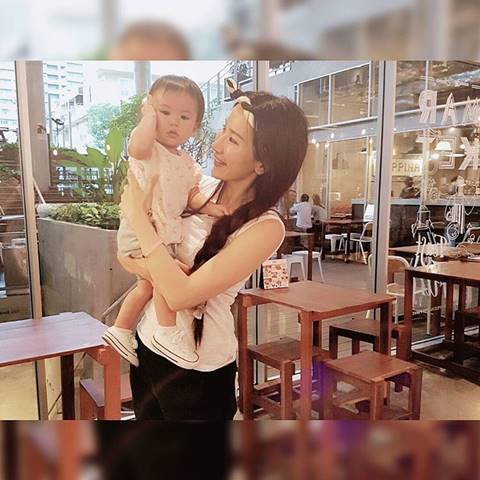 เจนนิเฟอร์ อุ้มลูก น้องเอวาลีน เที่ยวไทย แชะภาพรวมแก๊ง 2002 ราตรี เจนนิเฟอร์ อุ้มลูก น้องเอวาลีน เที่ยวไทย แชะภาพรวมแก๊ง 2002 ราตรี