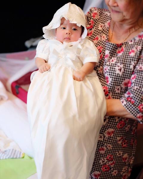 น้องเป่าเปา รับศีลล้างบาป พ่อบี้ ยินดีลูก แม้อยู่คนละศาสนา น้องเป่าเปา รับศีลล้างบาป พ่อบี้ ยินดีลูก แม้อยู่คนละศาสนา