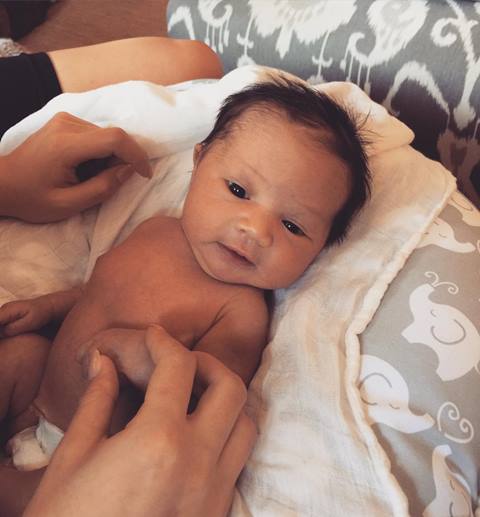 คริสซี่-จอห์น เลเจนด์ ผูกข้อมือรับขวัญลูกสาว น้องลูน่า-ตั้งชื่อไทย น้องจันทร์เจ้า คริสซี่-จอห์น เลเจนด์ ผูกข้อมือรับขวัญลูกสาว น้องลูน่า-ตั้งชื่อไทย น้องจันทร์เจ้า
