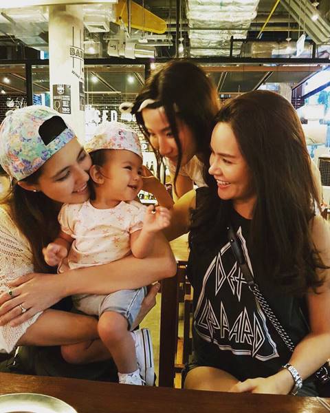 เจนนิเฟอร์ อุ้มลูก น้องเอวาลีน เที่ยวไทย แชะภาพรวมแก๊ง 2002 ราตรี เจนนิเฟอร์ อุ้มลูก น้องเอวาลีน เที่ยวไทย แชะภาพรวมแก๊ง 2002 ราตรี