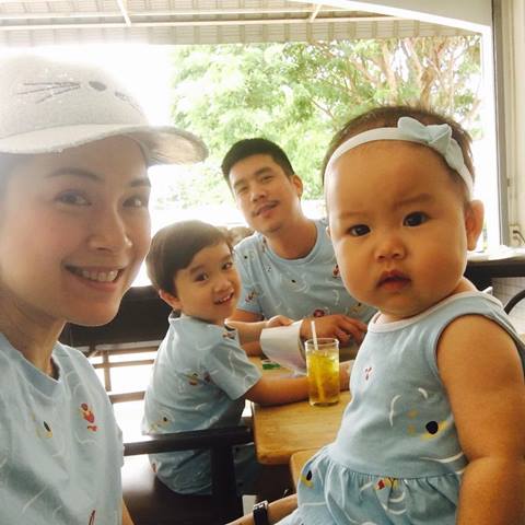 นิหน่า จัดทริปพาครอบครัวเที่ยวทะเล จูงมือ น้องริต้า แตะทรายครั้งแรก นิหน่า จัดทริปพาครอบครัวเที่ยวทะเล จูงมือ น้องริต้า แตะทรายครั้งแรก