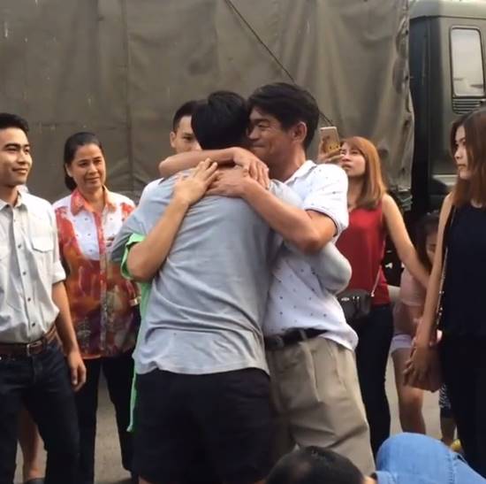 บูม ปิยพันธ์ ก้มลงกราบเท้าพ่อแม่ทั้งน้ำตา ขอลาไปรับใช้ชาติ บูม ปิยพันธ์ ก้มลงกราบเท้าพ่อแม่ทั้งน้ำตา ขอลาไปรับใช้ชาติ