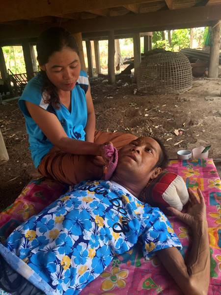 ภรรยา แดง จิตกร โวย ! ยันไม่เคยนำเงินบริจาคช่วยสามีไปใช้เล่นพนัน ภรรยา แดง จิตกร โวย ! ยันไม่เคยนำเงินบริจาคช่วยสามีไปใช้เล่นพนัน