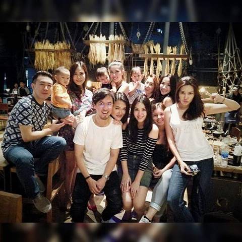 เจนนิเฟอร์ อุ้มลูก น้องเอวาลีน เที่ยวไทย แชะภาพรวมแก๊ง 2002 ราตรี เจนนิเฟอร์ อุ้มลูก น้องเอวาลีน เที่ยวไทย แชะภาพรวมแก๊ง 2002 ราตรีเจนนิเฟอร์ อุ้มลูก น้องเอวาลีน เที่ยวไทย แชะภาพรวมแก๊ง 2002 ราตรี