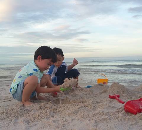 นิหน่า จัดทริปพาครอบครัวเที่ยวทะเล จูงมือ น้องริต้า แตะทรายครั้งแรก นิหน่า จัดทริปพาครอบครัวเที่ยวทะเล จูงมือ น้องริต้า แตะทรายครั้งแรก