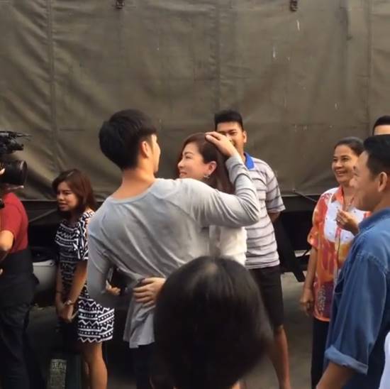 บูม ปิยพันธ์ ก้มลงกราบเท้าพ่อแม่ทั้งน้ำตา ขอลาไปรับใช้ชาติ บูม ปิยพันธ์ ก้มลงกราบเท้าพ่อแม่ทั้งน้ำตา ขอลาไปรับใช้ชาติ