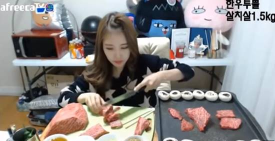 มีงี้ด้วย ! สาวสวยเกาหลีโชว์กินข้าวออนไลน์ ไม่ถึงปีได้เงินจากแฟนคลับ 1.5 ล้าน มีงี้ด้วย ! สาวสวยเกาหลีโชว์กินข้าวออนไลน์ ไม่ถึงปีได้เงินจากแฟนคลับ 1.5 ล้าน