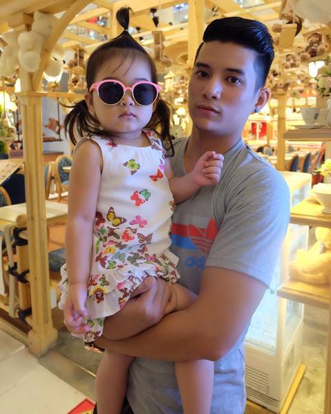 ส่องภาพ เอก เอกราช บอดี้การ์ด น้องมะลิ คุณพ่อสุดหล่อของลูกสาว 2 คน ส่องภาพ เอก เอกราช บอดี้การ์ด น้องมะลิ คุณพ่อสุดหล่อของลูกสาว 2 คน