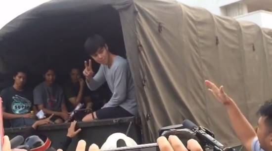 บูม ปิยพันธ์ ก้มลงกราบเท้าพ่อแม่ทั้งน้ำตา ขอลาไปรับใช้ชาติ บูม ปิยพันธ์ ก้มลงกราบเท้าพ่อแม่ทั้งน้ำตา ขอลาไปรับใช้ชาติ