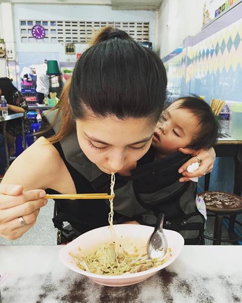 เจนนิเฟอร์ อุ้มลูก น้องเอวาลีน เที่ยวไทย แชะภาพรวมแก๊ง 2002 ราตรี เจนนิเฟอร์ อุ้มลูก น้องเอวาลีน เที่ยวไทย แชะภาพรวมแก๊ง 2002 ราตรี