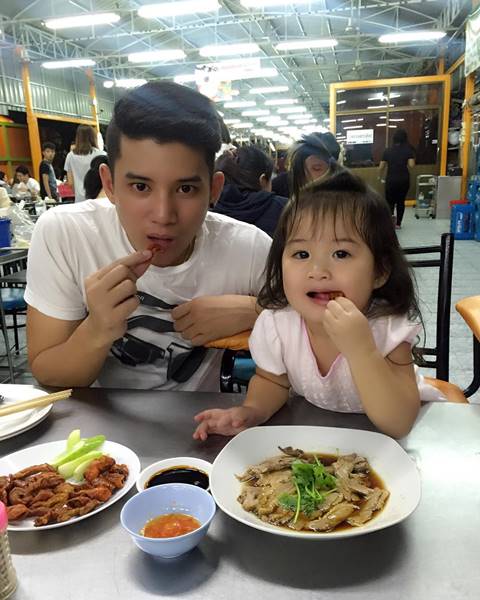 ส่องภาพ เอก เอกราช บอดี้การ์ด น้องมะลิ คุณพ่อสุดหล่อของลูกสาว 2 คน ส่องภาพ เอก เอกราช บอดี้การ์ด น้องมะลิ คุณพ่อสุดหล่อของลูกสาว 2 คน