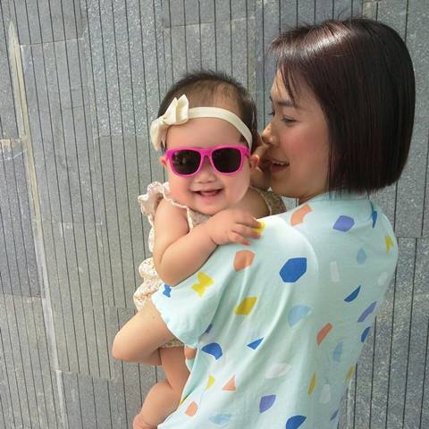 นิหน่า จัดทริปพาครอบครัวเที่ยวทะเล จูงมือ น้องริต้า แตะทรายครั้งแรก นิหน่า จัดทริปพาครอบครัวเที่ยวทะเล จูงมือ น้องริต้า แตะทรายครั้งแรก