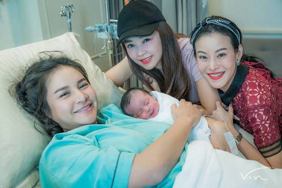 เผยภาพชุดแรกคลอด น้องเจ้าขา ลูกสาว กระแต หลุยส์ น่ารักน่าเอ็นดูจริง ๆ เผยภาพชุดแรกคลอด น้องเจ้าขา ลูกสาว กระแต หลุยส์ น่ารักน่าเอ็นดูจริง ๆ