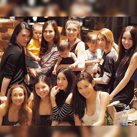 เจนนิเฟอร์ อุ้มลูก น้องเอวาลีน เที่ยวไทย แชะภาพรวมแก๊ง 2002 ราตรี เจนนิเฟอร์ อุ้มลูก น้องเอวาลีน เที่ยวไทย แชะภาพรวมแก๊ง 2002 ราตรี