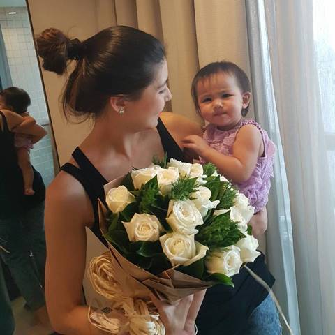 เจนนิเฟอร์ อุ้มลูก น้องเอวาลีน เที่ยวไทย แชะภาพรวมแก๊ง 2002 ราตรี เจนนิเฟอร์ อุ้มลูก น้องเอวาลีน เที่ยวไทย แชะภาพรวมแก๊ง 2002 ราตรี