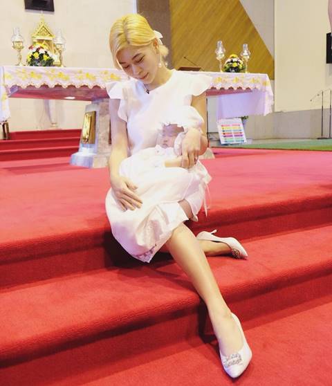 น้องเป่าเปา รับศีลล้างบาป พ่อบี้ ยินดีลูก แม้อยู่คนละศาสนา น้องเป่าเปา รับศีลล้างบาป พ่อบี้ ยินดีลูก แม้อยู่คนละศาสนา