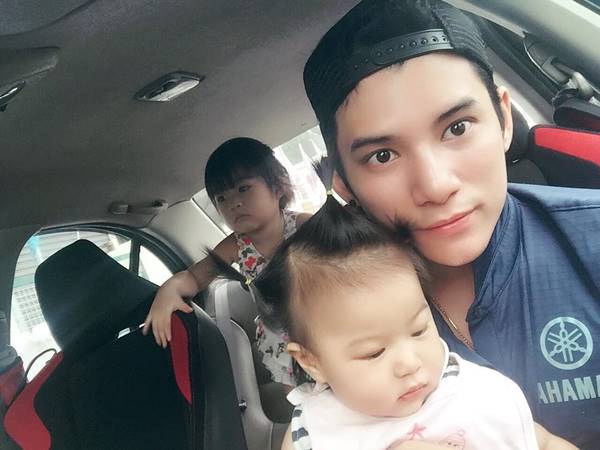 ส่องภาพ เอก เอกราช บอดี้การ์ด น้องมะลิ คุณพ่อสุดหล่อของลูกสาว 2 คน ส่องภาพ เอก เอกราช บอดี้การ์ด น้องมะลิ คุณพ่อสุดหล่อของลูกสาว 2 คน