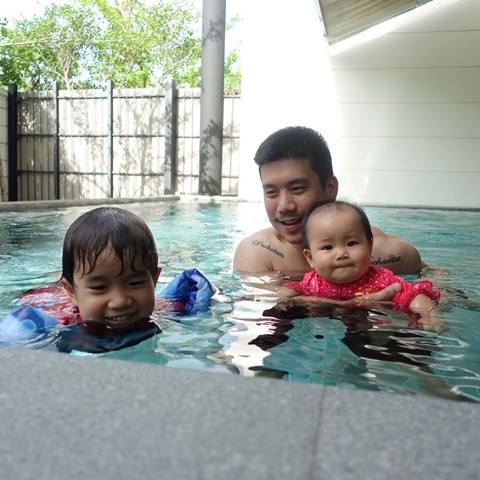 นิหน่า จัดทริปพาครอบครัวเที่ยวทะเล จูงมือ น้องริต้า แตะทรายครั้งแรก นิหน่า จัดทริปพาครอบครัวเที่ยวทะเล จูงมือ น้องริต้า แตะทรายครั้งแรก