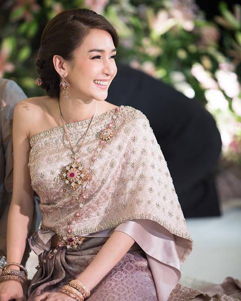 สื่อนอกตกใจ เนย โชติกา แต่งงานครั้งเดียว ใส่ชุดแต่งงานถึง 6 ชุด สื่อนอกตกใจ เนย โชติกา แต่งงานครั้งเดียว ใส่ชุดแต่งงานถึง 6 ชุด