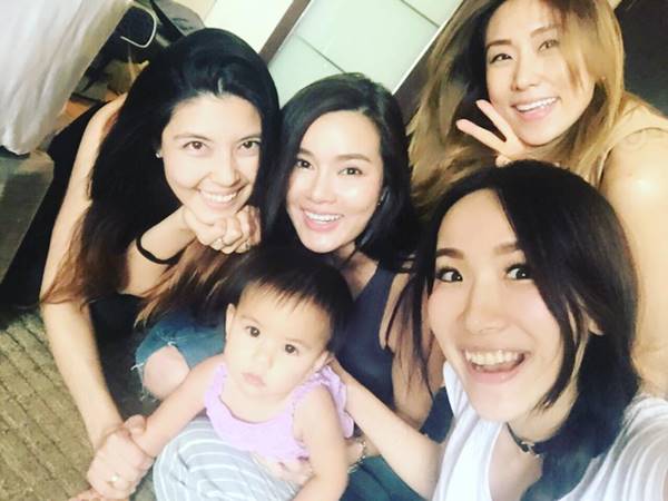 เจนนิเฟอร์ อุ้มลูก น้องเอวาลีน เที่ยวไทย แชะภาพรวมแก๊ง 2002 ราตรี เจนนิเฟอร์ อุ้มลูก น้องเอวาลีน เที่ยวไทย แชะภาพรวมแก๊ง 2002 ราตรีเจนนิเฟอร์ อุ้มลูก น้องเอวาลีน เที่ยวไทย แชะภาพรวมแก๊ง 2002 ราตรี