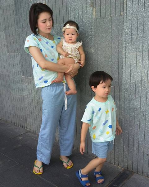 นิหน่า จัดทริปพาครอบครัวเที่ยวทะเล จูงมือ น้องริต้า แตะทรายครั้งแรก นิหน่า จัดทริปพาครอบครัวเที่ยวทะเล จูงมือ น้องริต้า แตะทรายครั้งแรก