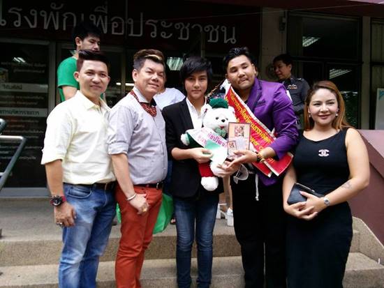 วิว อาร์สยาม โร่แจ้งความจับมือมีด พร้อมเปิดใจวินาทีโดนแทงสาหัสในผับ วิว อาร์สยาม โร่แจ้งความจับมือมีด พร้อมเปิดใจวินาทีโดนแทงสาหัสในผับ