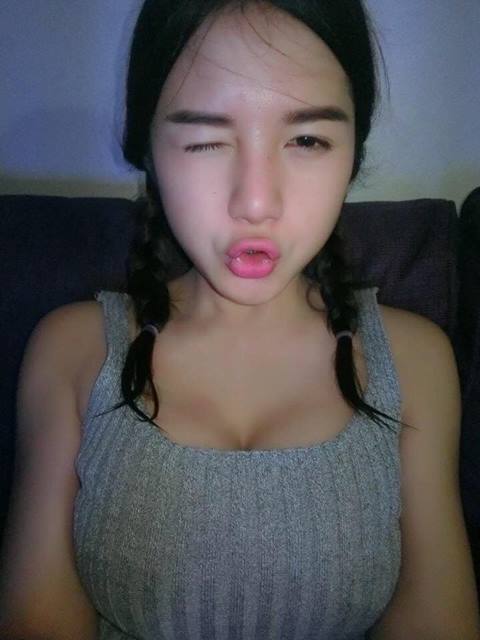 น้องอันอัน สาวเสื้อเหลือง กับแม่ค้าก๋วยเตี๋ยวปูสุดอึ๋ม ที่แท้คนเดียวกัน น้องอันอัน สาวเสื้อเหลือง กับแม่ค้าก๋วยเตี๋ยวปูสุดอึ๋ม ที่แท้คนเดียวกัน