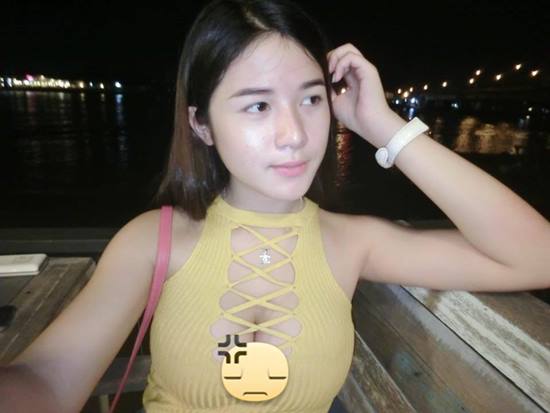 น้องอันอัน สาวเสื้อเหลือง กับแม่ค้าก๋วยเตี๋ยวปูสุดอึ๋ม ที่แท้คนเดียวกัน น้องอันอัน สาวเสื้อเหลือง กับแม่ค้าก๋วยเตี๋ยวปูสุดอึ๋ม ที่แท้คนเดียวกัน