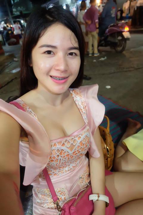 น้องอันอัน สาวเสื้อเหลือง กับแม่ค้าก๋วยเตี๋ยวปูสุดอึ๋ม ที่แท้คนเดียวกัน น้องอันอัน สาวเสื้อเหลือง กับแม่ค้าก๋วยเตี๋ยวปูสุดอึ๋ม ที่แท้คนเดียวกัน