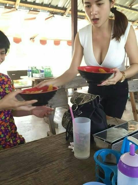 น้องอันอัน สาวเสื้อเหลือง กับแม่ค้าก๋วยเตี๋ยวปูสุดอึ๋ม ที่แท้คนเดียวกัน น้องอันอัน สาวเสื้อเหลือง กับแม่ค้าก๋วยเตี๋ยวปูสุดอึ๋ม ที่แท้คนเดียวกัน